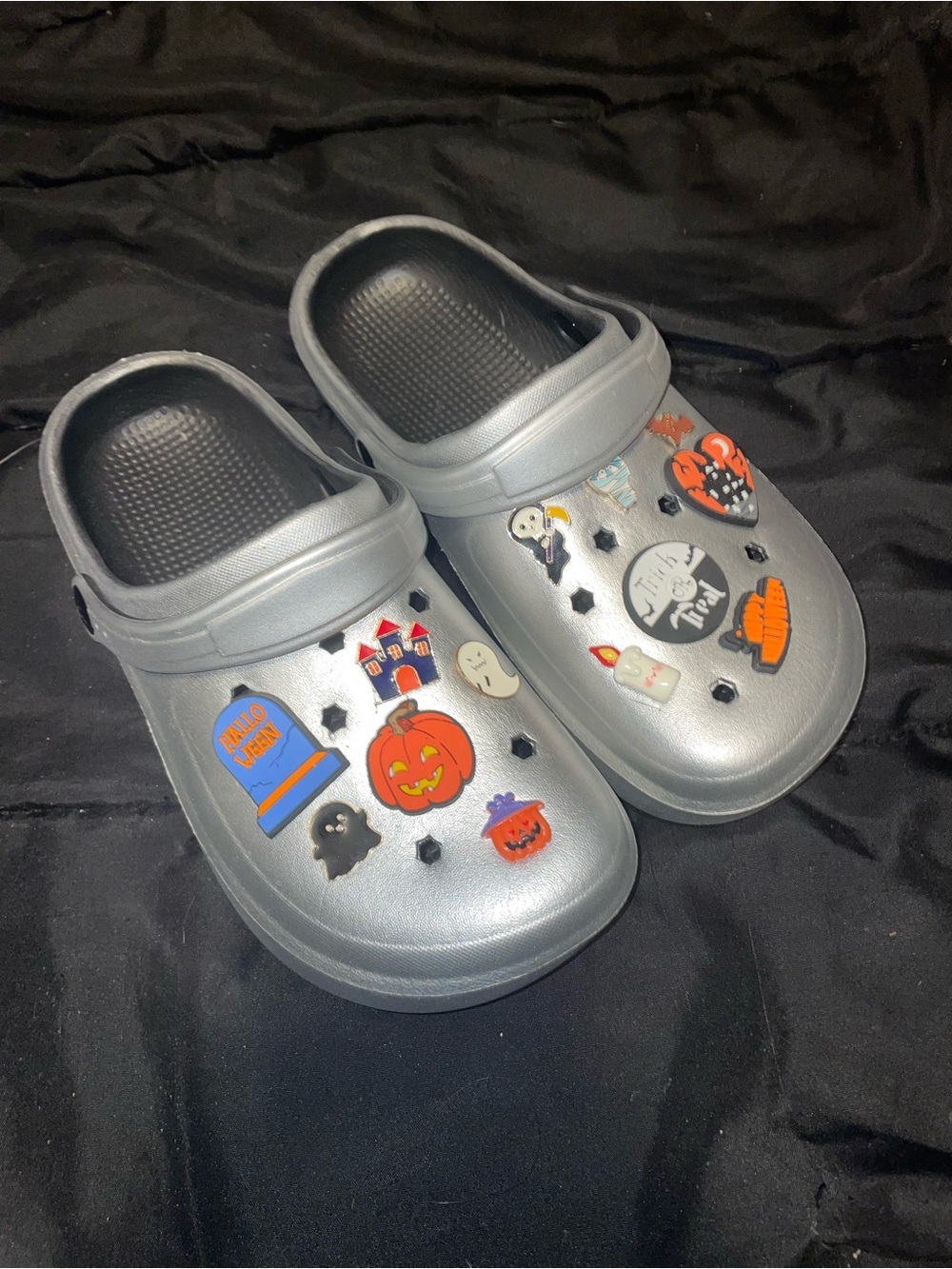 Croc style metallic Silver Slip-On Clog Shoes with Halloween Charms 37 (w7 m5)